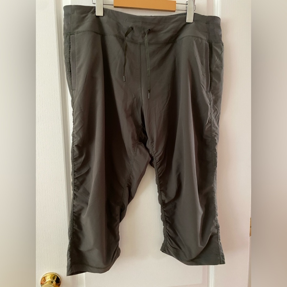 Women’s khaki Capris